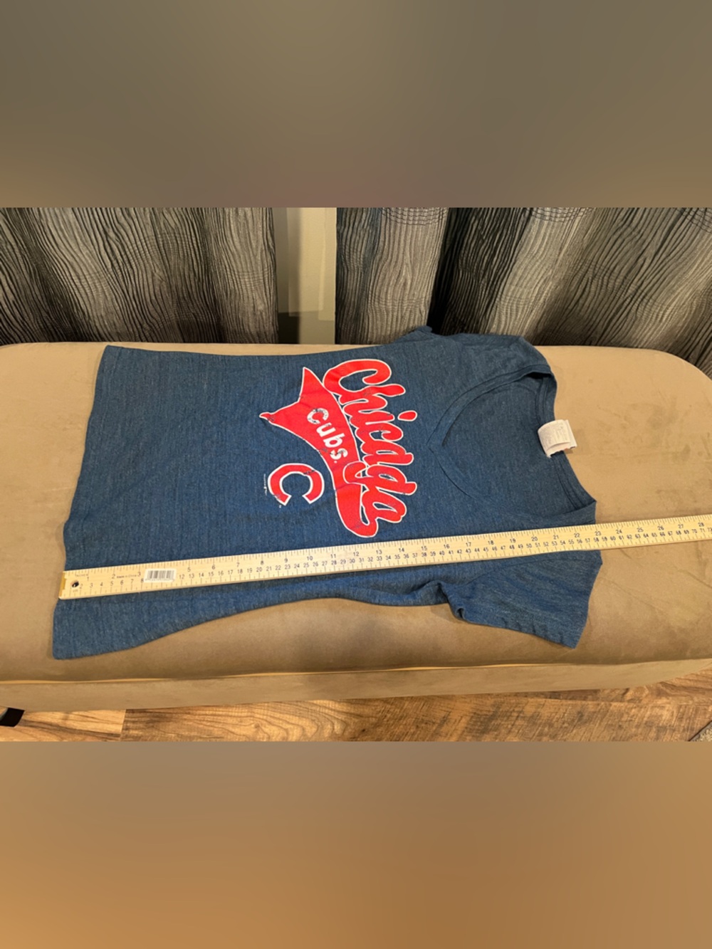 5th & Ocean Blue V-Neck Chicago Cubs Tee with Red Graphic - Picture 5 of 6